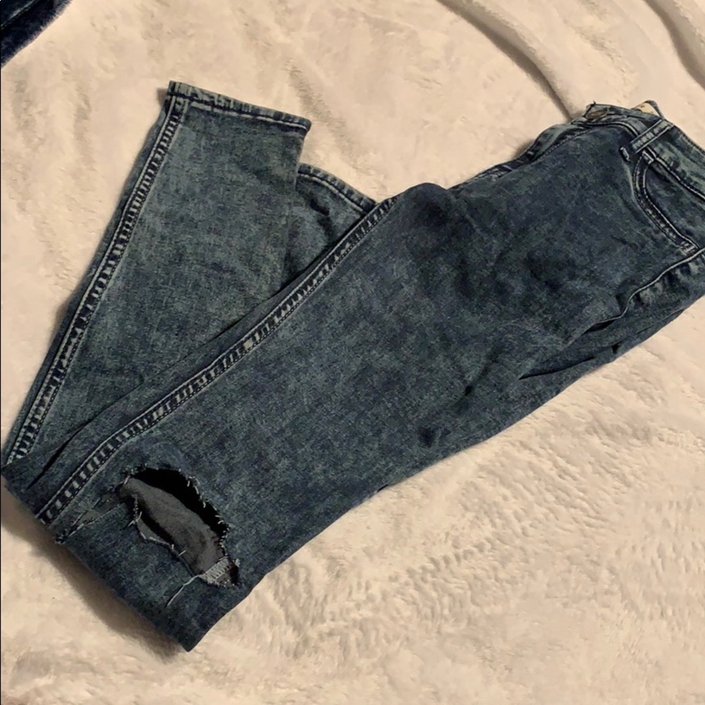 Dark blue, white spotted skinny jeans.